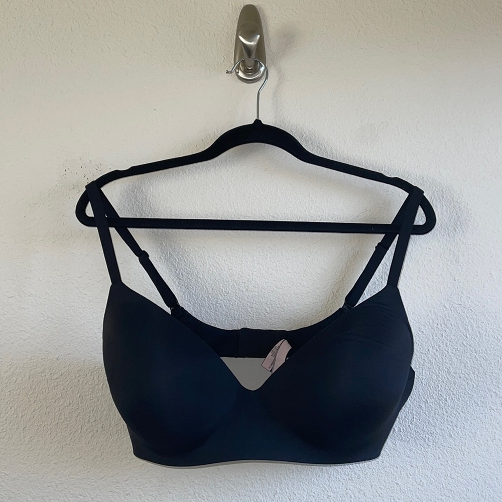Victoria’s Secret Black t-shirt lightly‎ lined wireless bra